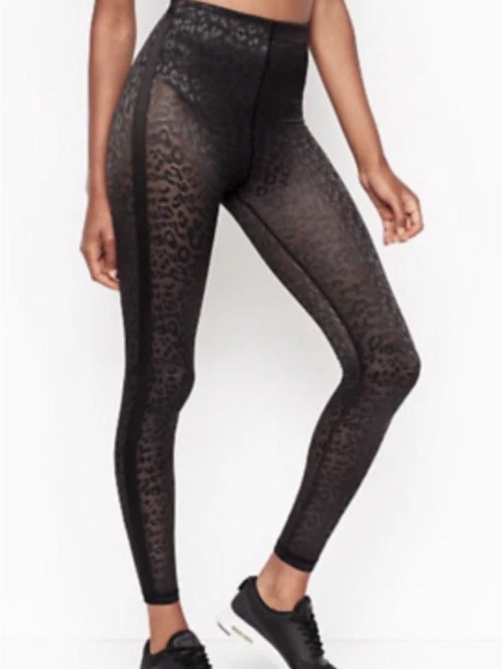 Victoria Secret Leggings/ Crop Top Set
Size Small black leopard print Spandex
